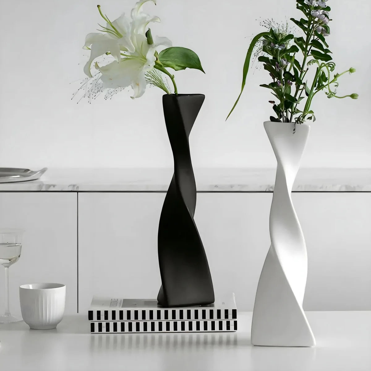 Ceramic Vase with Elegant Design-Home Decor > Vases-casanuva-casanuva